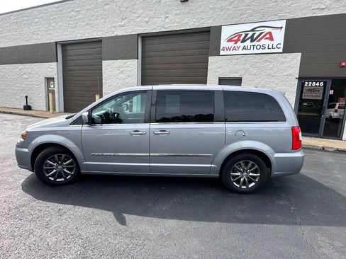 Used 2015 Chrysler Town & Country S FWD image 8