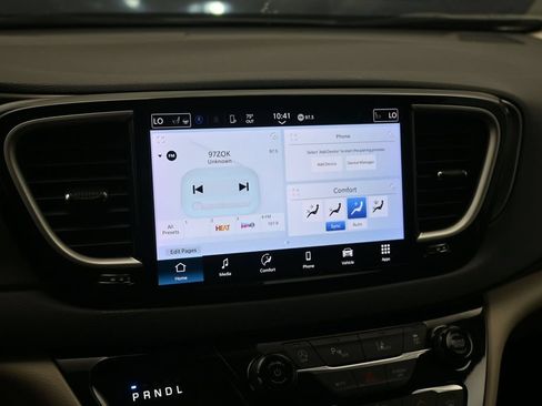 Used 2024 Chrysler Pacifica Touring-L FWD image 16