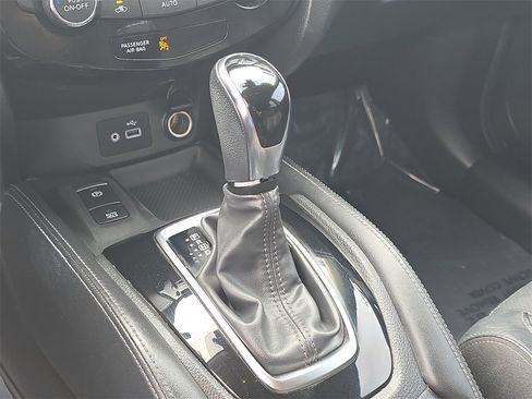 Used 2018 Nissan Rogue SL w/ Premium Package image 24