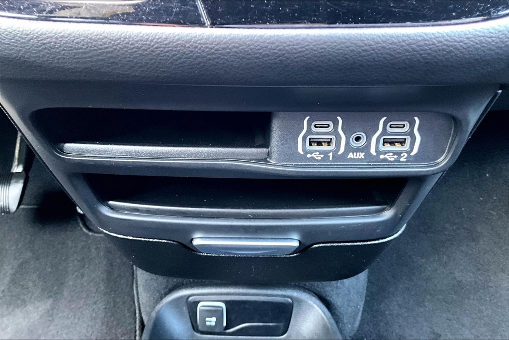 Used 2025 Chrysler Pacifica Select FWD image 32