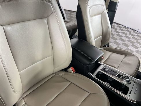 Used 2020 Ford Explorer XLT w/ Equipment Group 202A image 30