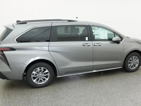 New 2026 Toyota Sienna XLE FWD image 19