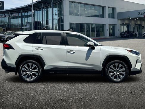 Used 2021 Toyota RAV4 XLE Premium image 3