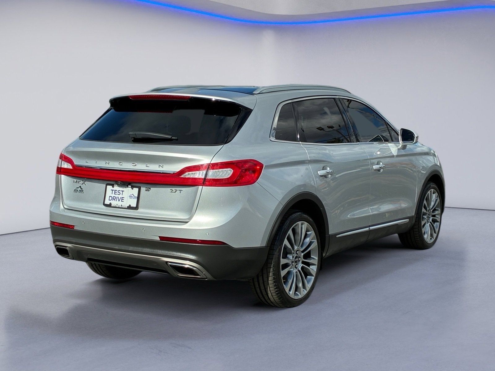 Used 2017 Lincoln MKX Reserve w/ Driver Assistance Package FWD image 6