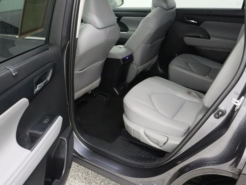Used 2021 Toyota Highlander XLE FWD image 29