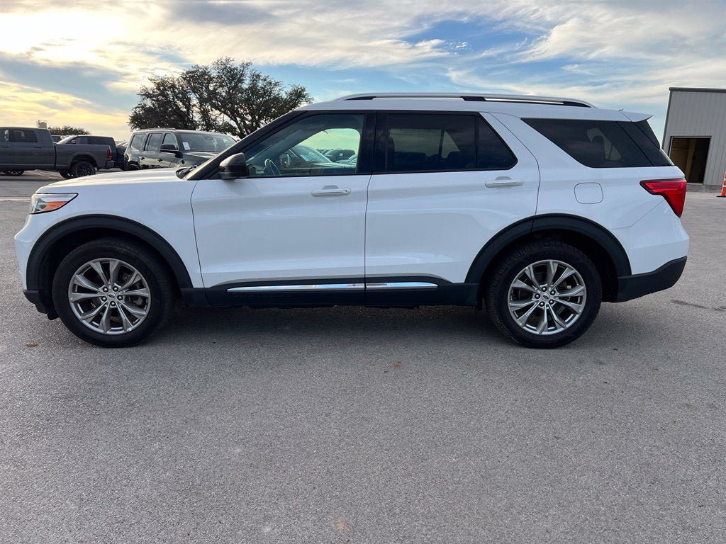 Used 2023 Ford Explorer Limited AWD/4WD image 2