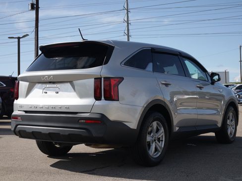 Used 2022 Kia Sorento LX FWD image 5