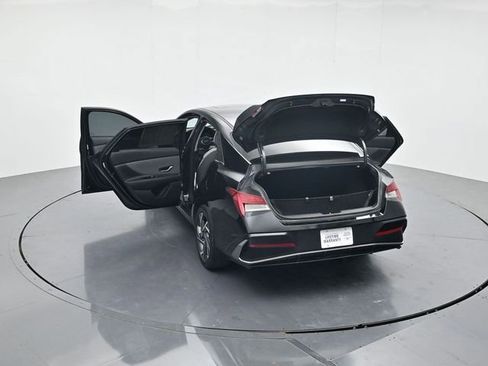 Used 2025 Hyundai Elantra Limited FWD image 41