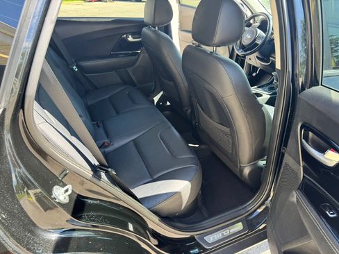 Used 2019 Kia Niro Touring FWD image 22