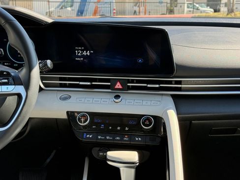 Used 2025 Hyundai Elantra Limited image 18