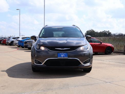 Used 2020 Chrysler Pacifica Touring-L w/ Tire & Wheel Group image 6