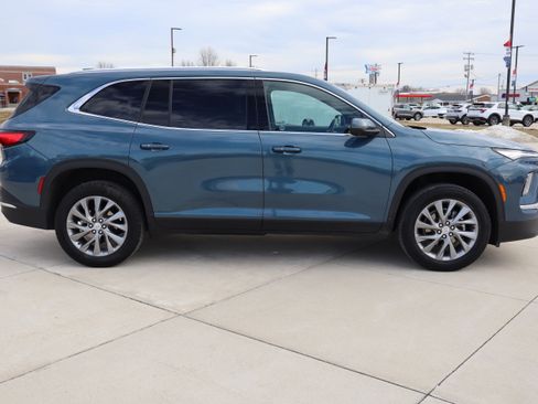 Used 2025 Buick Enclave Preferred image 4