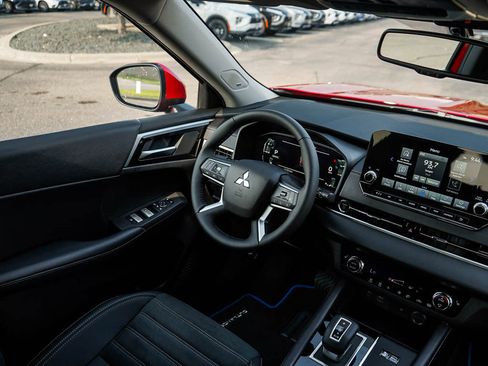 New 2025 Mitsubishi Outlander SE image 14