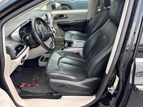 Used 2021 Chrysler Pacifica Touring-L FWD image 6