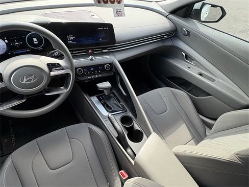Used 2024 Hyundai Elantra SEL image 12