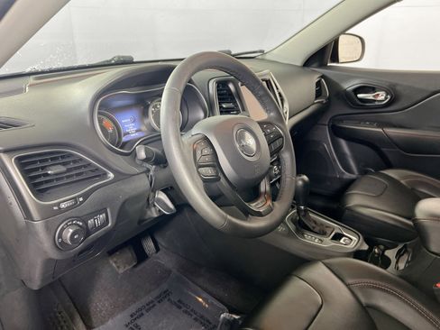 Used 2022 Jeep Cherokee Trailhawk image 9