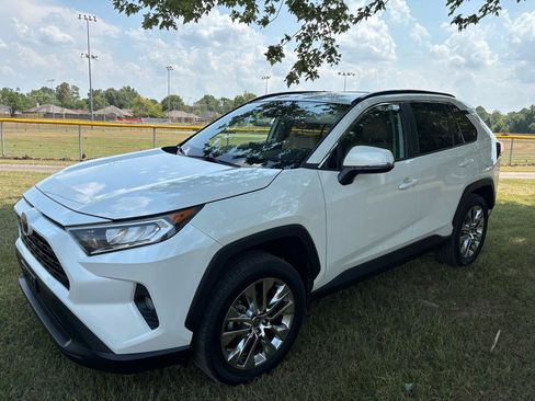 Used 2021 Toyota RAV4 XLE Premium FWD image 7