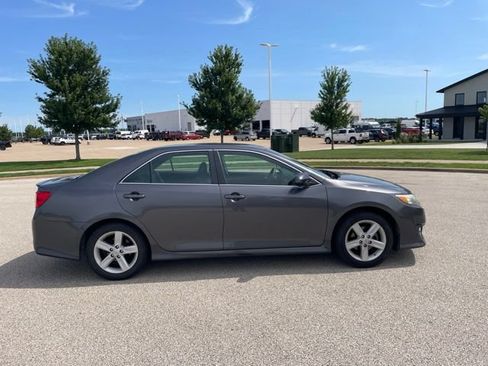 Used 2014 Toyota Camry SE FWD image 2