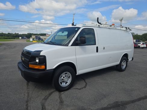 Used 2015 Chevrolet Express 2500 RWD image 2