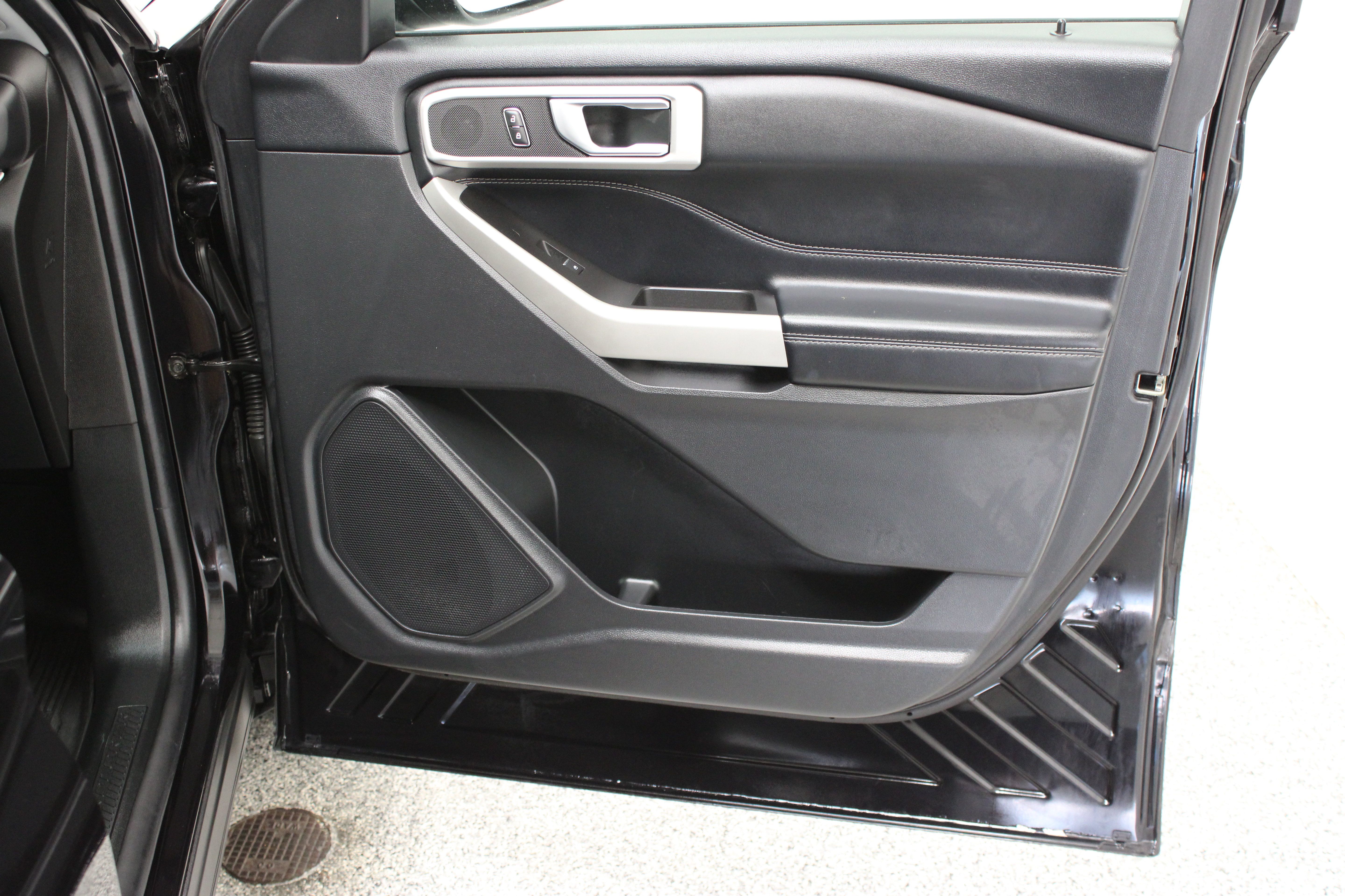 Used 2022 Ford Explorer XLT AWD/4WD image 38