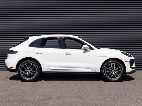 Certified 2025 Porsche Macan Base image 8