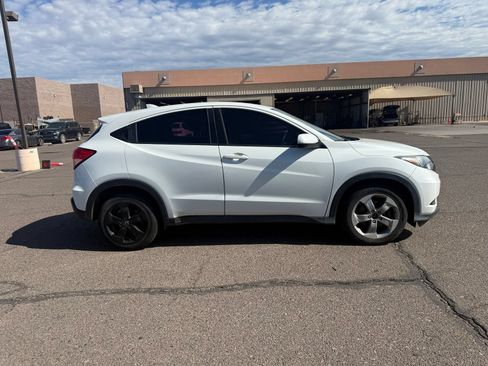 Used 2017 Honda HR-V LX image 3