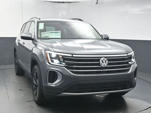 New 2026 Volkswagen Atlas SE FWD image 2