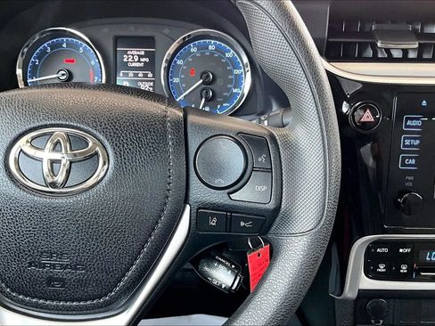 Used 2018 Toyota Corolla LE FWD image 11