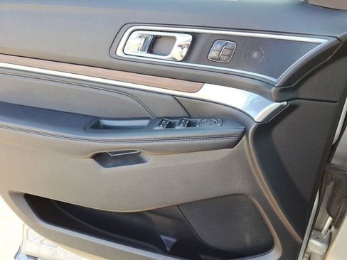 Used 2018 Ford Explorer Limited image 17