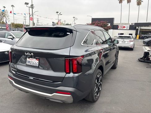 Used 2024 Kia Sorento EX w/ Panoramic Sunroof Package FWD image 4