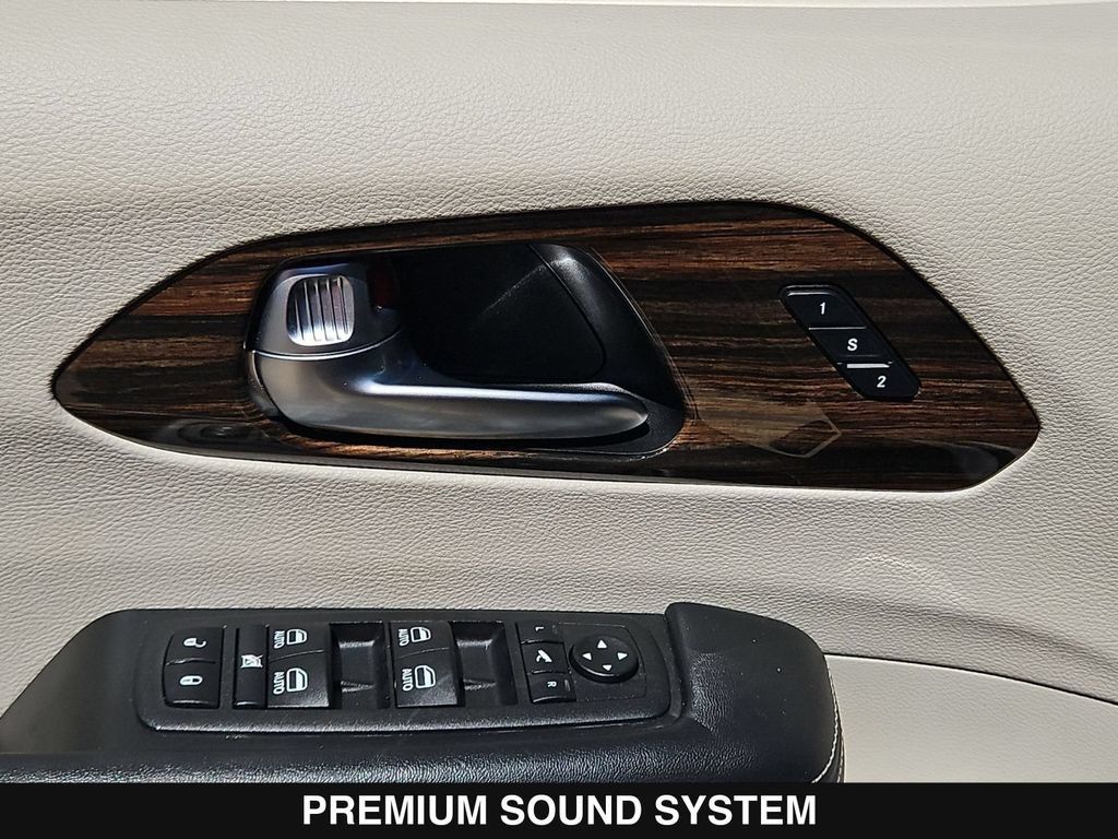 Used 2023 Chrysler Pacifica Limited w/ Uconnect Theater Family Group FWD image 15