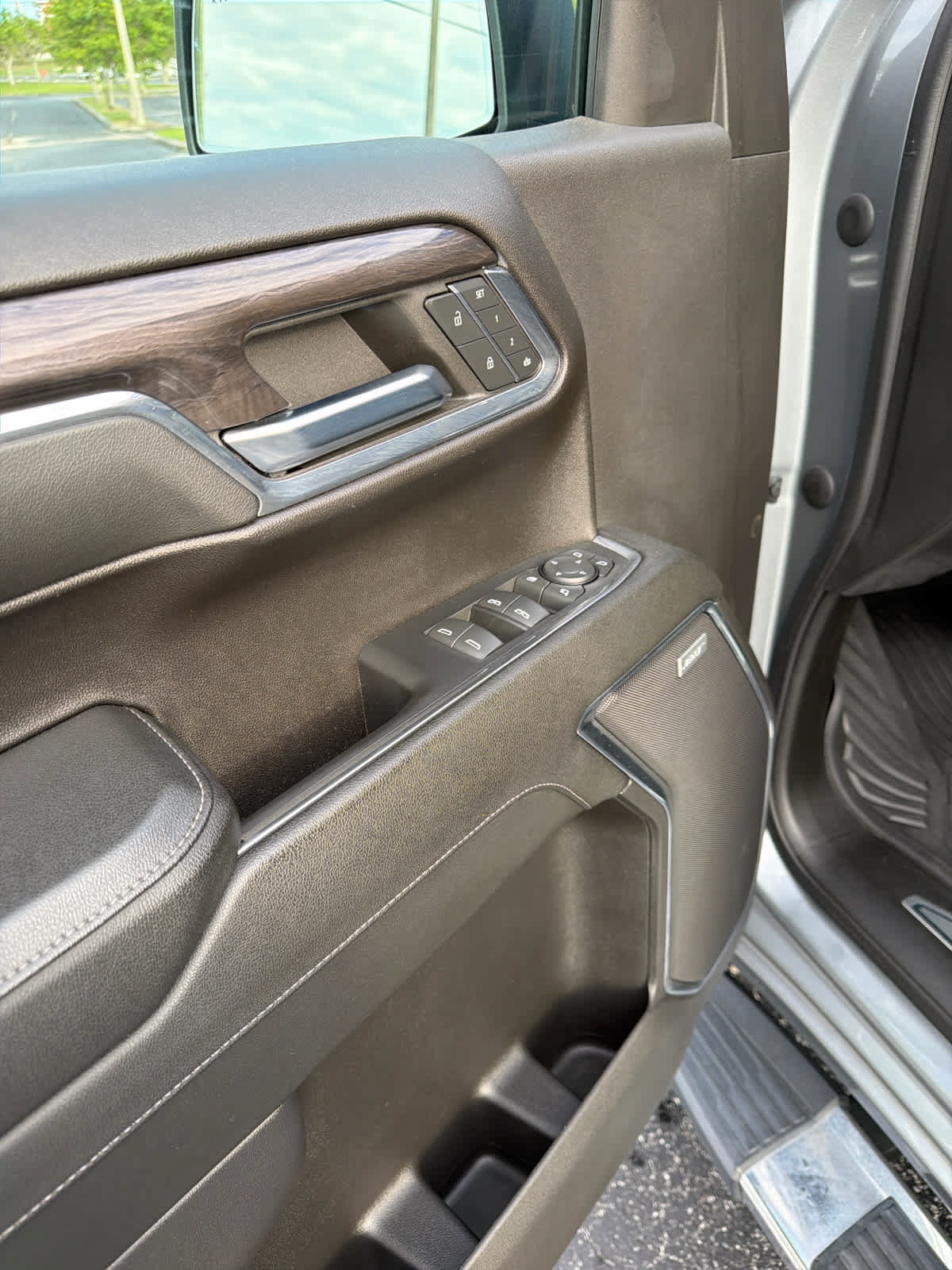 Used 2024 Chevrolet Silverado 1500 LTZ AWD/4WD image 15