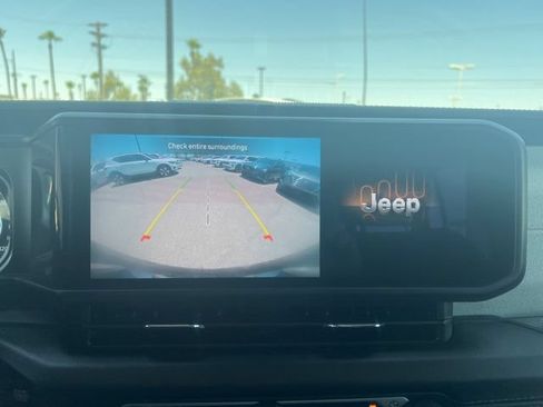 Used 2025 Jeep Wrangler Unlimited Sahara AWD/4WD image 15