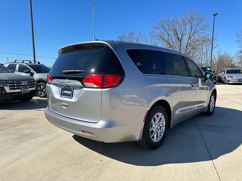 Used 2017 Chrysler Pacifica Touring image 5