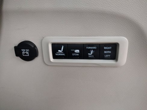 Used 2021 Chrysler Pacifica Limited w/ Uconnect Theater Family Group image 29