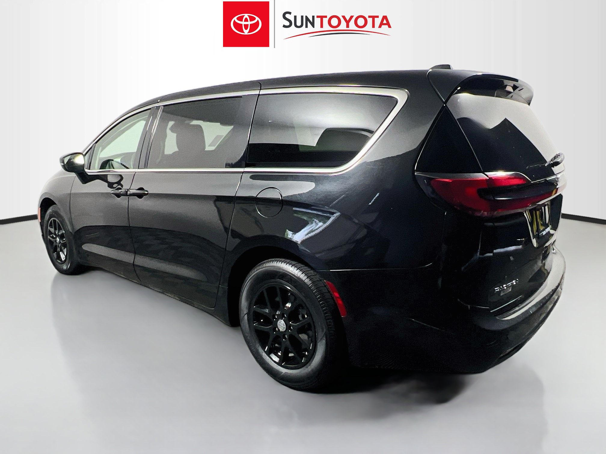 Used 2023 Chrysler Pacifica Touring-L FWD image 6