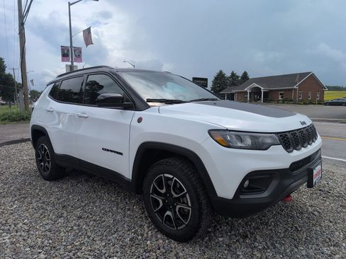 Used 2025 Jeep Compass Trailhawk AWD/4WD image 1