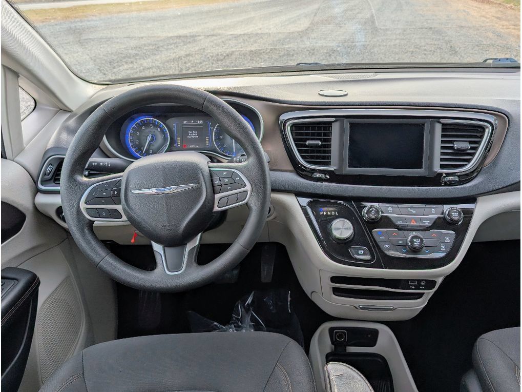 Used 2018 Chrysler Pacifica LX FWD image 27