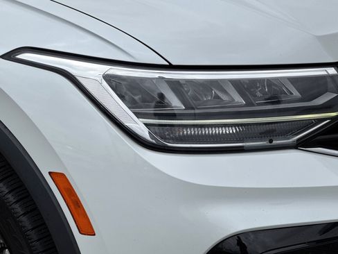 Used 2022 Volkswagen Tiguan SE R-Line FWD image 11