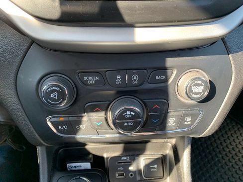 Used 2018 Jeep Cherokee Trailhawk AWD/4WD image 42