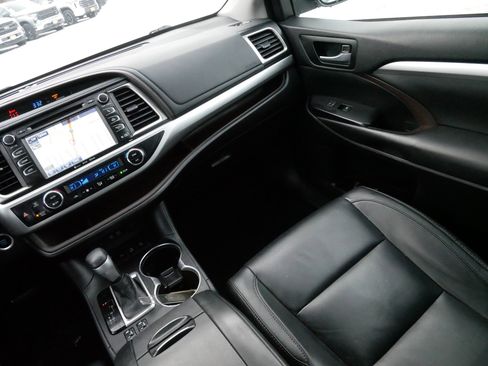 Used 2018 Toyota Highlander XLE image 11