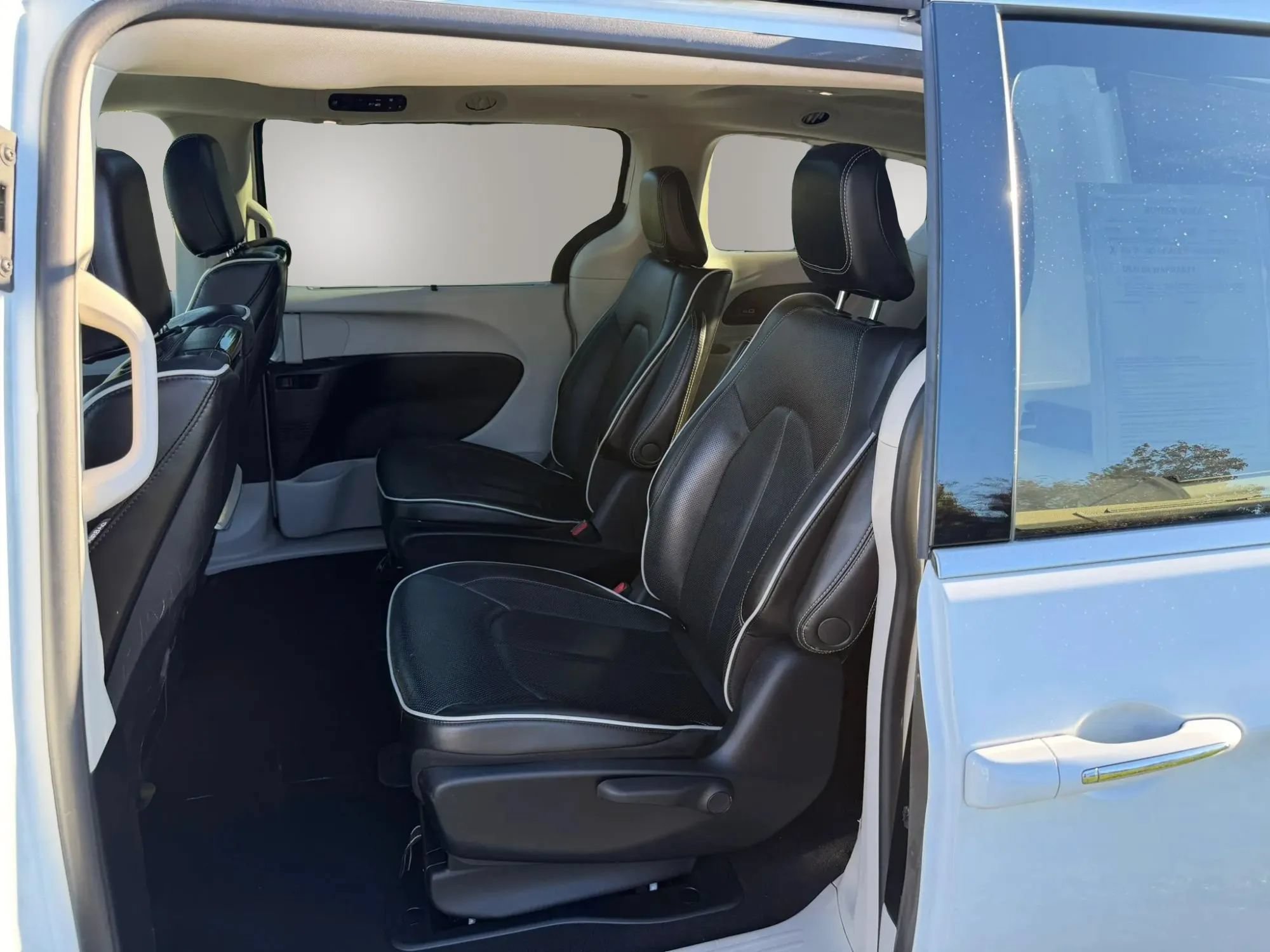 Used 2023 Chrysler Pacifica Limited w/ Uconnect Theater Family Group FWD image 3