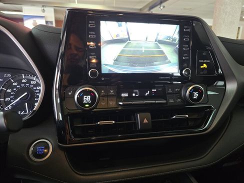 Used 2021 Toyota Highlander XLE image 25