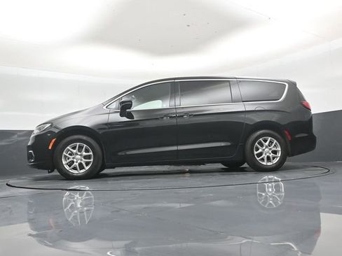 Used 2025 Chrysler Pacifica Select FWD image 43