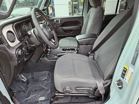 Used 2024 Jeep Wrangler Unlimited AWD/4WD image 18