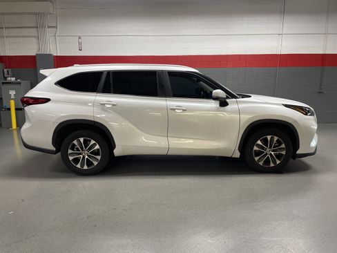 Used 2023 Toyota Highlander XLE image 37