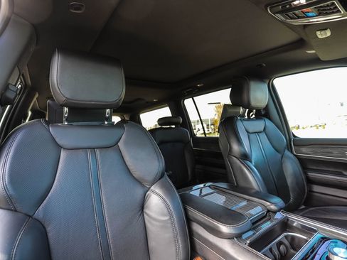 Used 2022 Jeep Wagoneer Series III w/ Premium Group I AWD/4WD image 34
