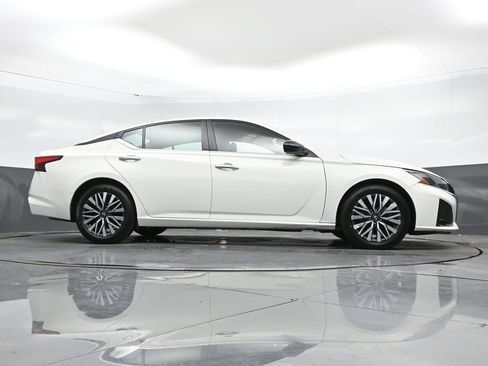 Used 2025 Nissan Altima 2.5 SV FWD image 41