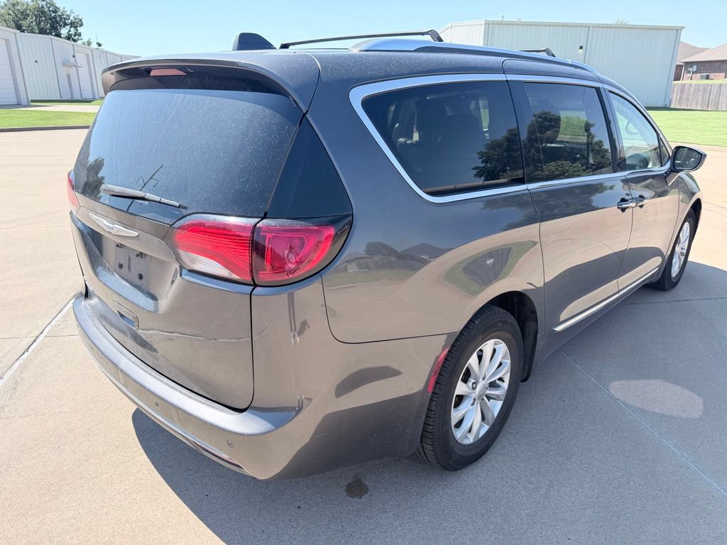 Used 2018 Chrysler Pacifica Touring-L Plus FWD image 3