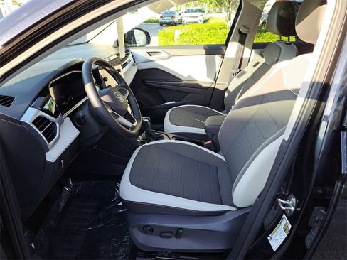 Certified 2025 Volkswagen Taos SE w/ Panoramic Sunroof Package image 13